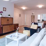 Stylish And Comfy For 6 Guests